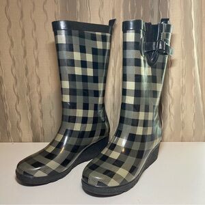 Clarks Women’s 9 Black Tan Beige Plaid Buckle Wedge Pull On Rain Boots GORGEOUS!